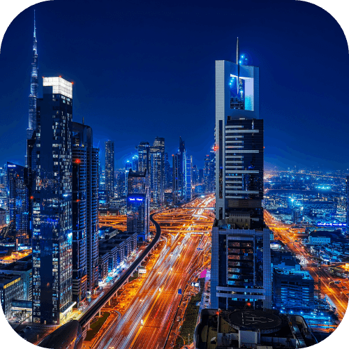 Skyline van Dubai 's nachts met verlichte wolkenkrabbers en stadslichten